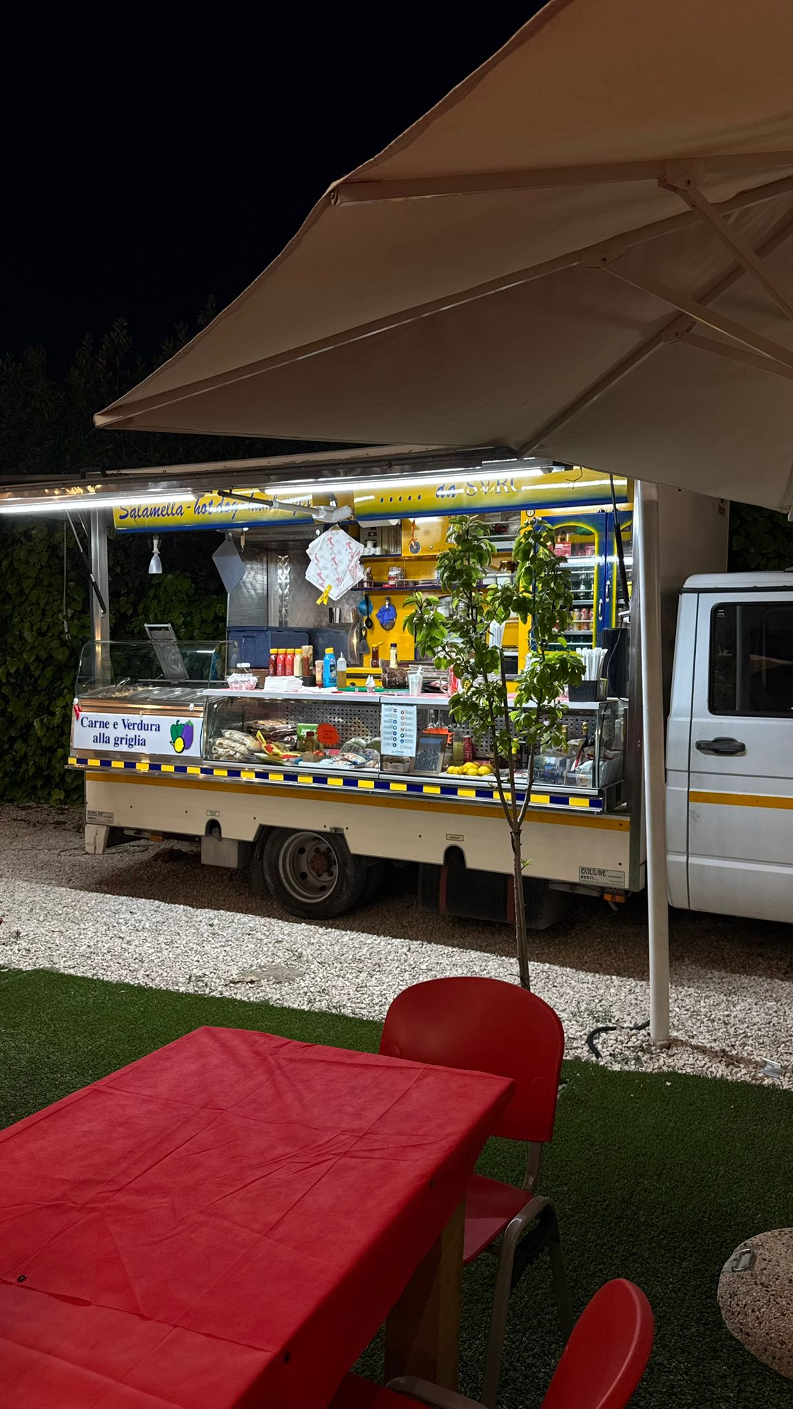 Area picnic con luci calde