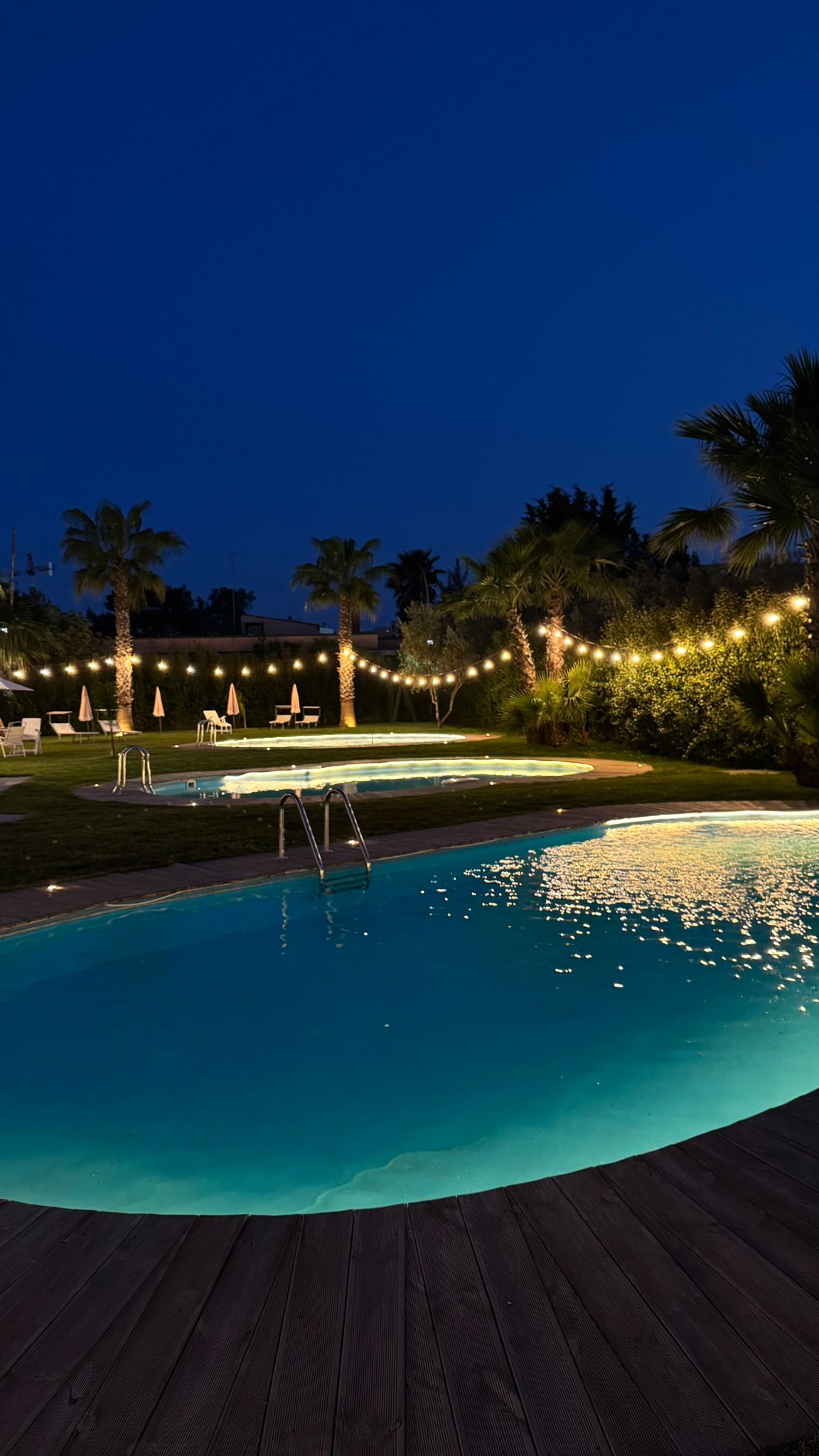 Piscina Solea con palme e lettini