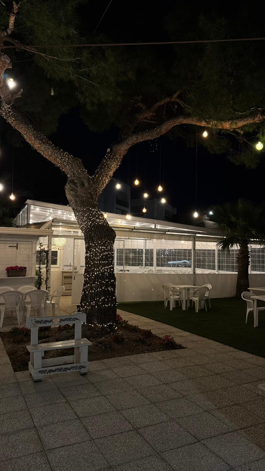 Piscina Solea illuminata di notte